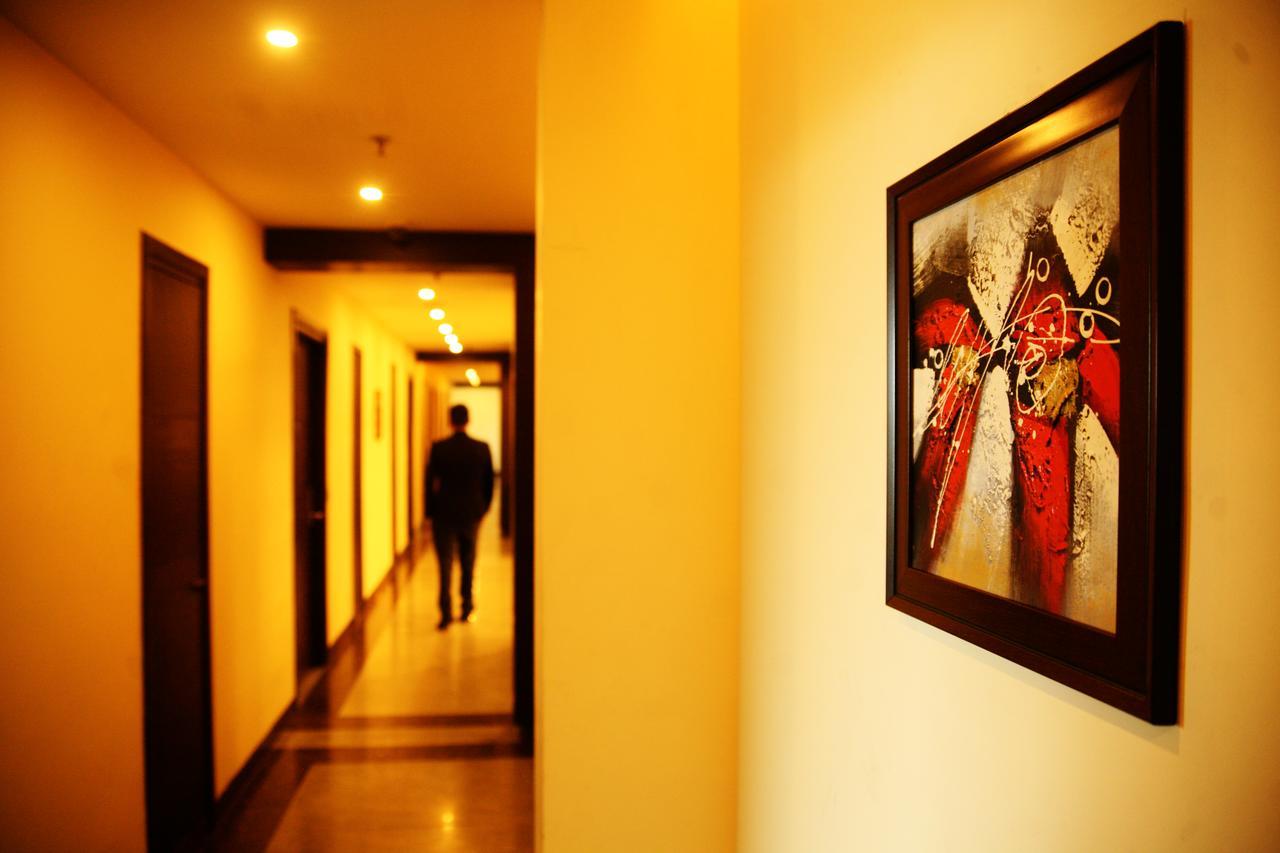 Capital O 7331 Hotel Downtown Nowe Delhi Zewnętrze zdjęcie